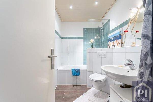 Modernes Bad mit Duschwanne