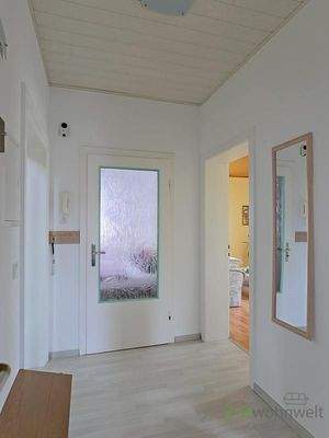 Wohnungsflur mit Garderobe