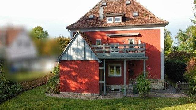 Ansicht mit Balkon und Terasse