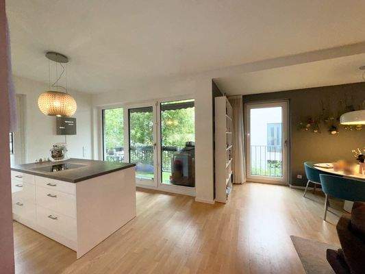 mit direktem Zugang zum Balkon