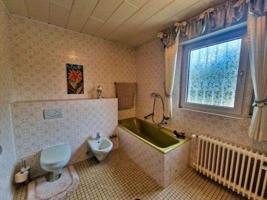 OG: Tageslichtbadezimmer