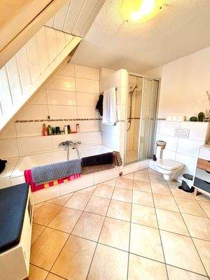 Modernes Badezimmer unter Dach