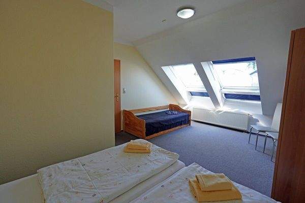 weiterer Blick durch das Schlafzimmer Wohnung 8