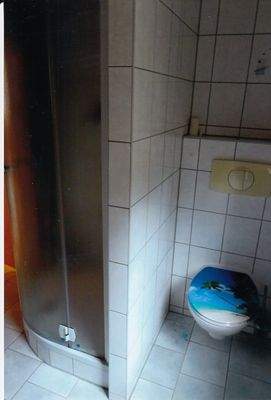 EG Bad mit Dusche u. WC