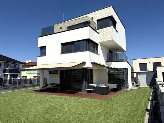 Gartenansicht / Villa in Stahlbetonbauweise