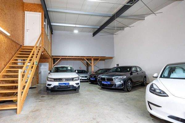 Werkshalle mit Aufgang zum OG