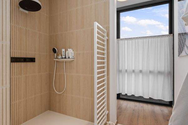 ... großer, bodengleicher Duschzone und ...