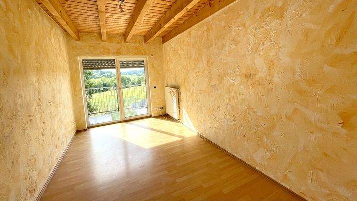 Zimmer 2 mit Zugang zum Balkon