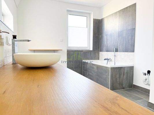 Waschtisch & Badewanne