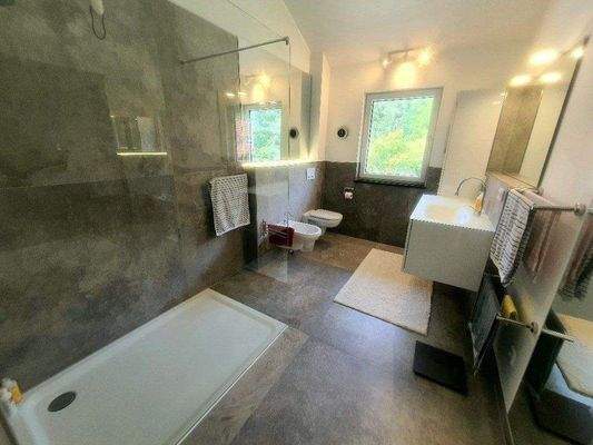 Nagelneue Bäder.jpg