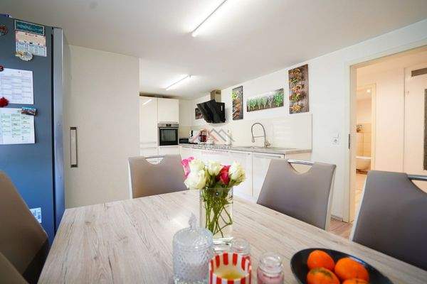 Küche mit Balkonzugang