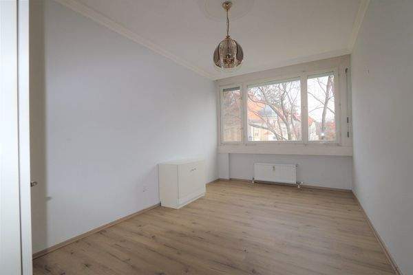 Schlafzimmer mit kleinem Schrank