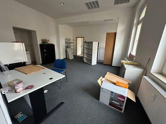 Büro mit Möbeln und Kartons