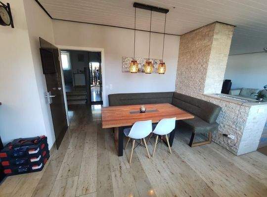 Esszimmer (mit Zugang zum Balkon) Bild 2