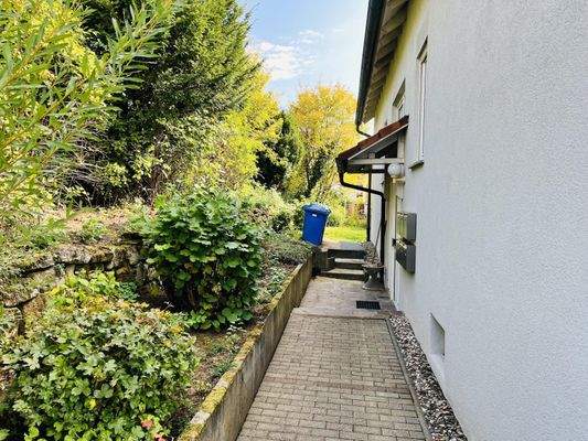 Zugangsweg mit überdachtem Hauseingang