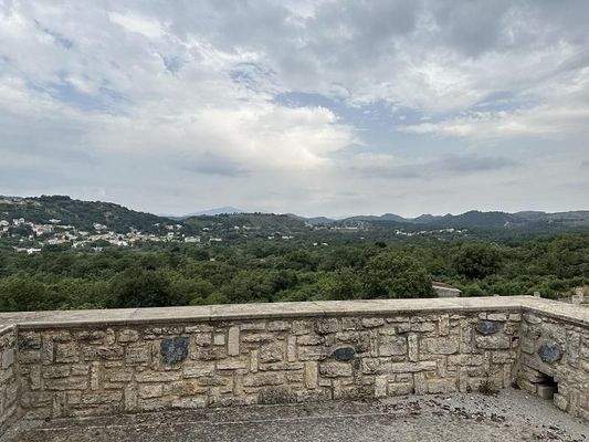 Kreta, Armeni Rethymno: 4 Rohbau-Steinvillen auf großem Grundstück zu verkaufen