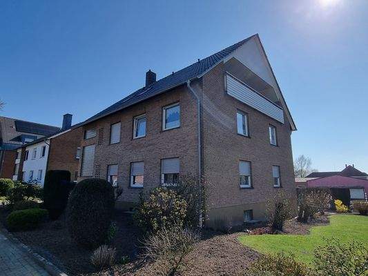 Straßenseite mit Garten