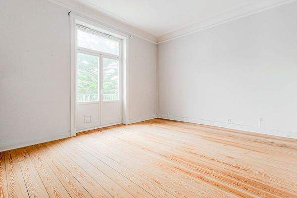 Großzügiges Schlafzimmer mit eigenem Balkon