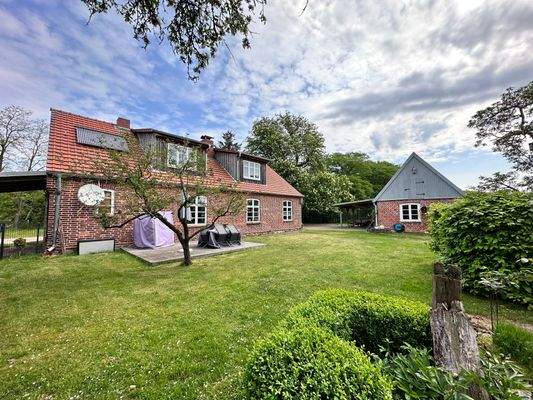 Aussen Blick vom Garten.jpg