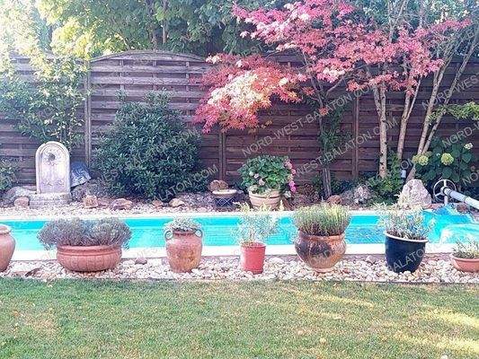 Angelegter Garten mit Pool