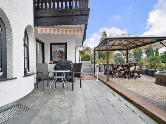 ... zur großen teilüberdachten Terrasse...