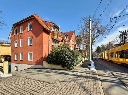 Straßenansicht mit Tiefgarageneinfahrt