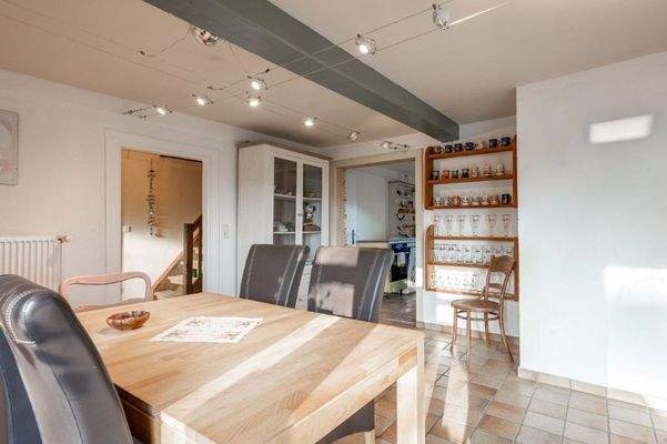 Essbereich mit Blick zur Küche gegenüber.jpg