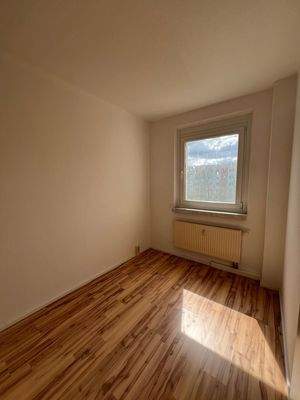 Helles Zimmer mit Laminat