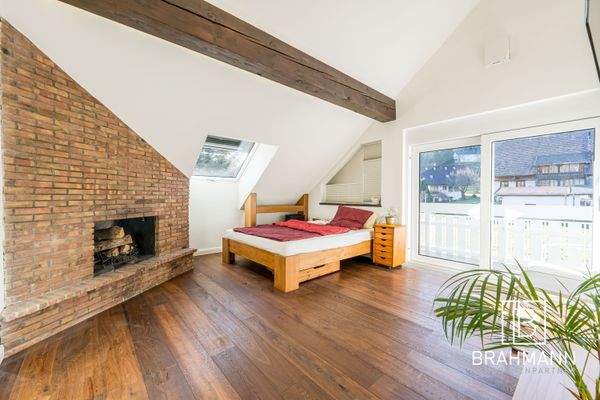 Schlafzimmer mit Kamin