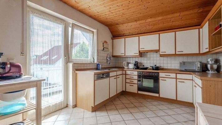 Küche mit Balkonzugang