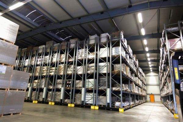 Blick in das Hochregallager