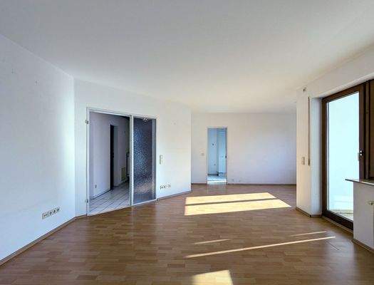 Wohnbereich mit Blick in Richtung Essbereich und Flur