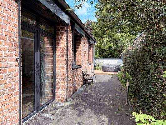 Rückseite mit Terrasse