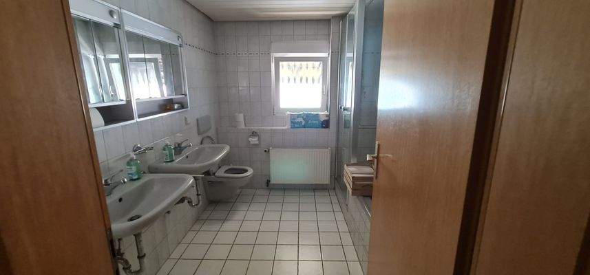 Badezimmer 1. OG (2).jpg