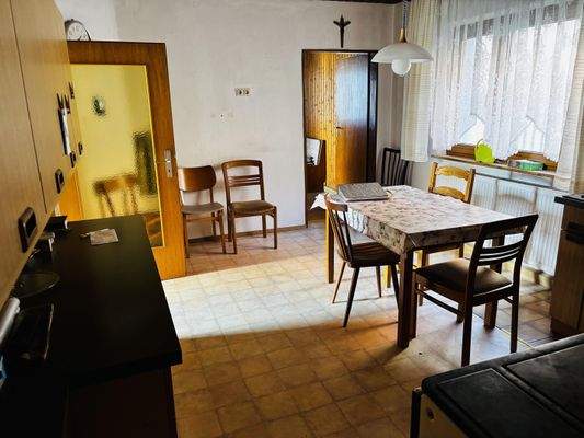 gemütliche Küche mit Essbereich