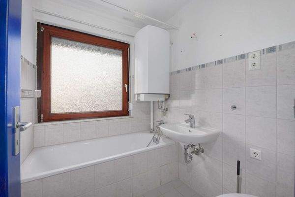 Badezimmer Hauptgebäude Wohnung 1. OG