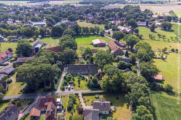 Vogelperspektive auf das Grundstück und die Umgebung