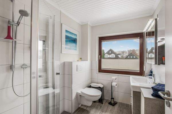 Modernes Duschbad mit Tageslicht