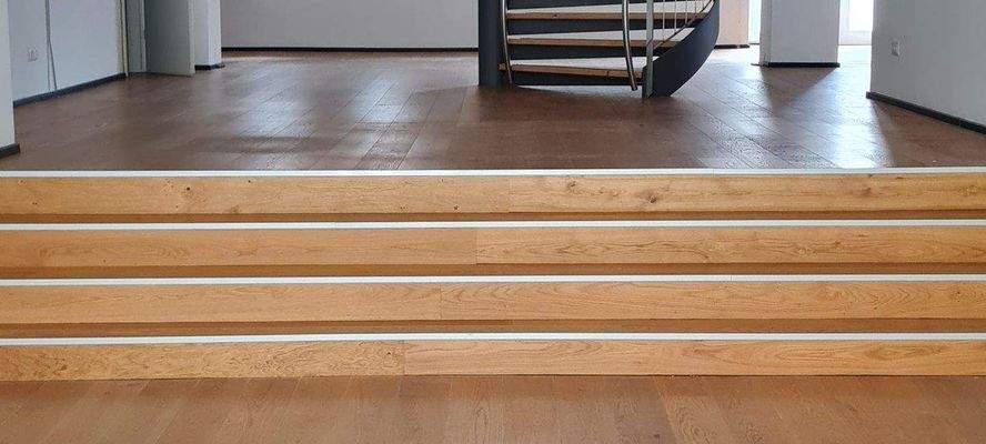 [A] EG links mit Wendeltreppe in die obere Ebene 