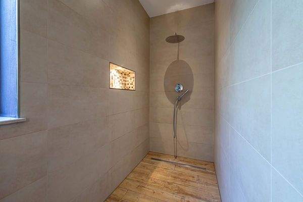 EG: Begehbare Dusche