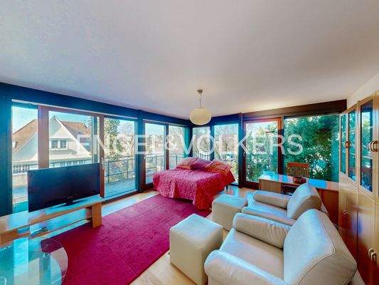 Arbeits- oder Gästezimmer mit eigenem Balkon