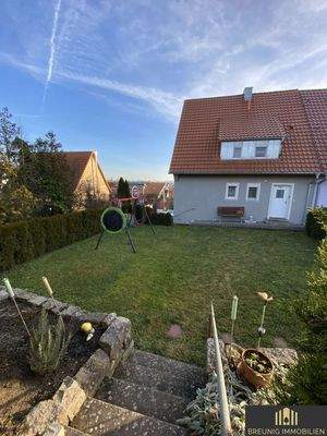 Gartenblick auf Haustüre