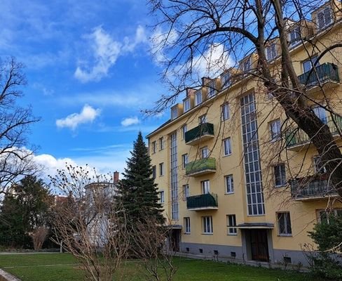 von Straße von weiterem Baukörper geschützt