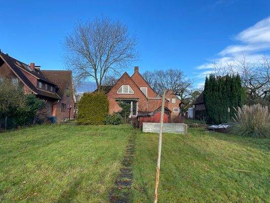 Garten mit Hausansicht