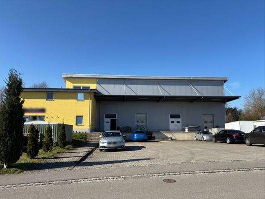 Außenansicht Halle, Bistro und Wohnen