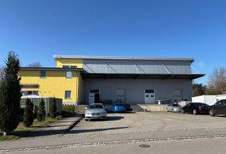 Außenansicht Halle, Bistro und Wohnen