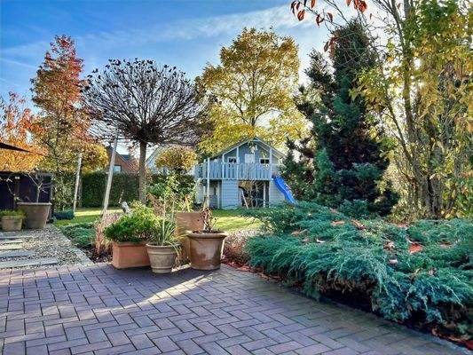 Terrasse mit Blick in den Garten
