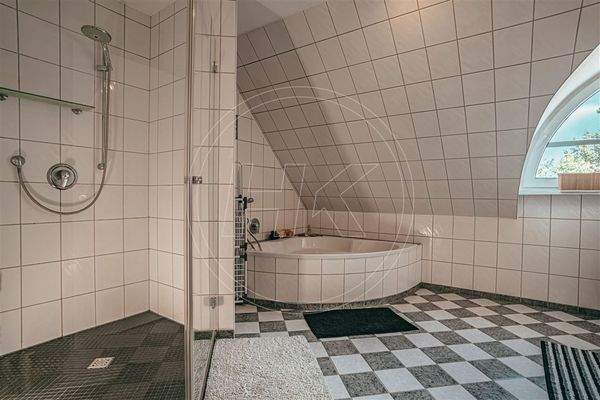 ... mit Wanne und Dusche