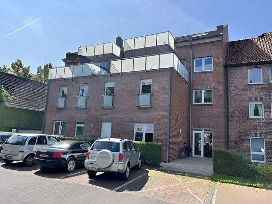 Parkplatzansicht mit Hintereingang