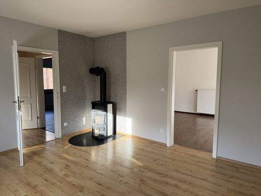 großzügiger Wohnbereich mit Kamin